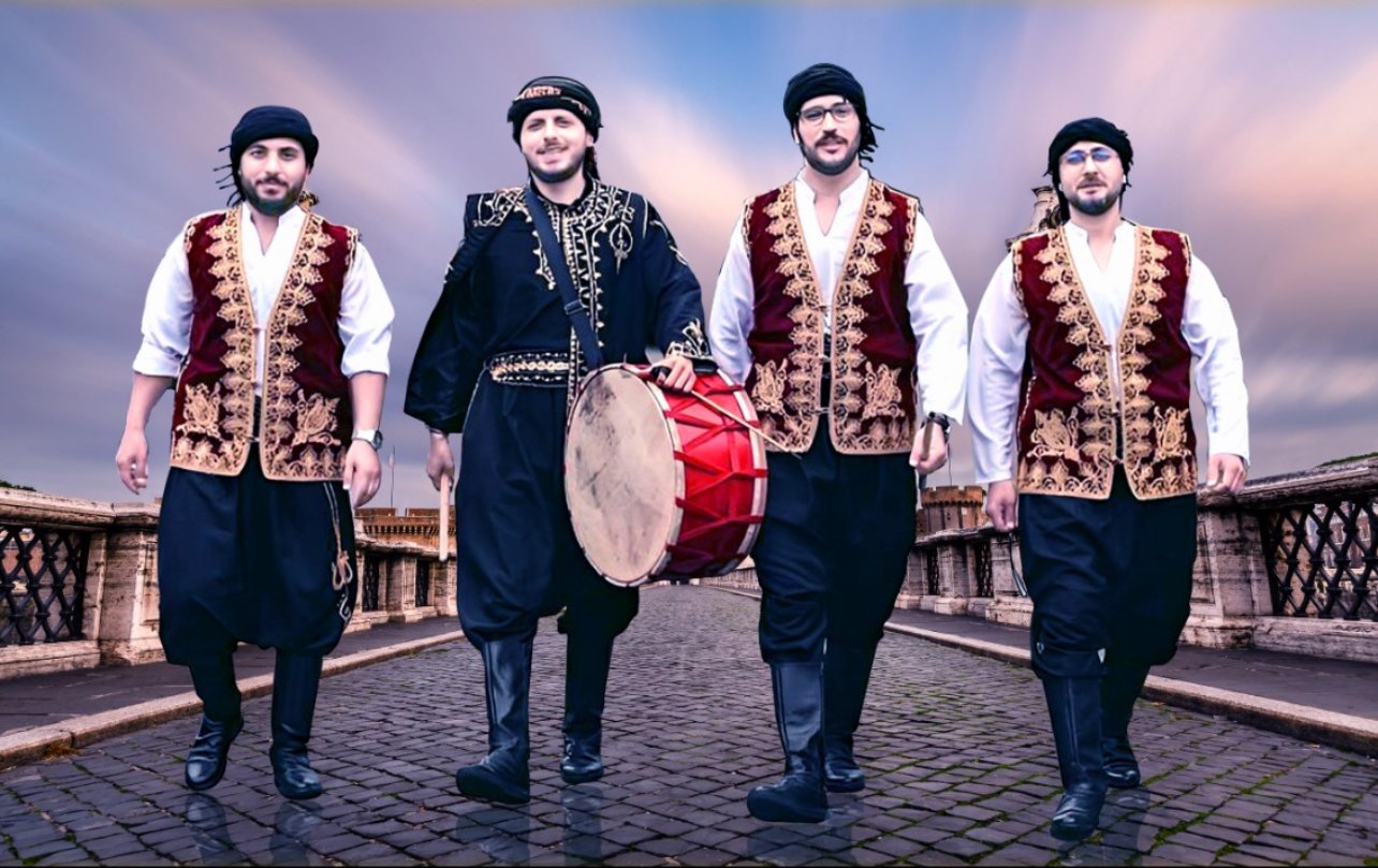 Danse de dabké avec percussions